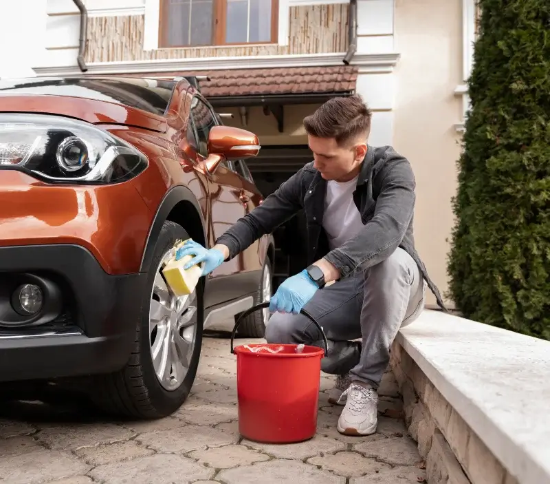 Lavage auto à domicile Vaudrey : professionnel intervenant sur un véhicule